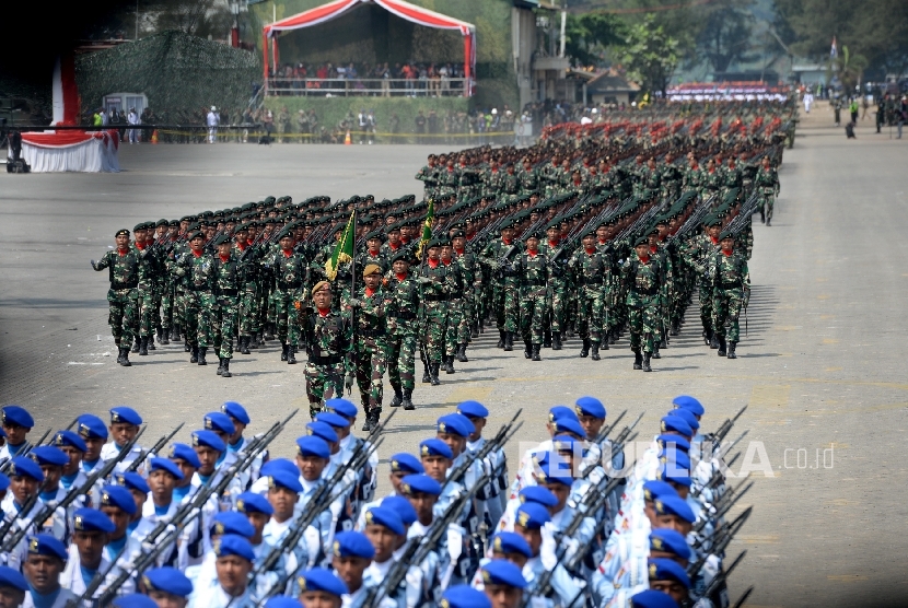 Devile pasukan saat Gladi Bersih Upacara HUT TNI ke-72 di Dermaga Indah Kiat Cilegon, Banten, Selasa (3/10). 