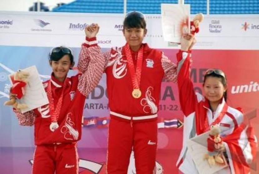 Devina Pramudita (tengah) saat memenangkan medali emas di SEA Games 2011