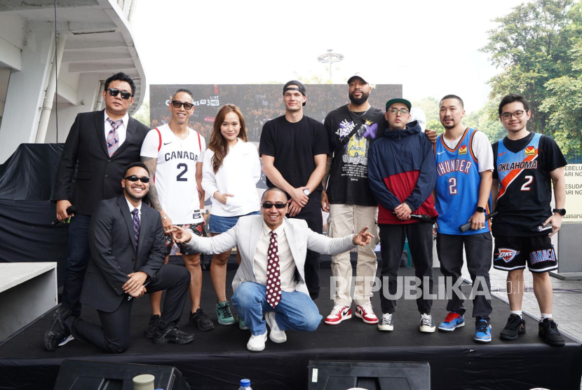 Devon van Oostrum (keempat kiri) dan Jamarr Andre Johnson (keempat kanan) berfoto bersama pembawa acara dan selebritas dalam acara Nonton Bareng (Nobar) Final NBA 2025 yang digelar Vidio dan NBA Indonesia di Zona Blu, Gelora Bung Karno (GBK), Jakarta, Sabtu (15/6/2025) pagi. 