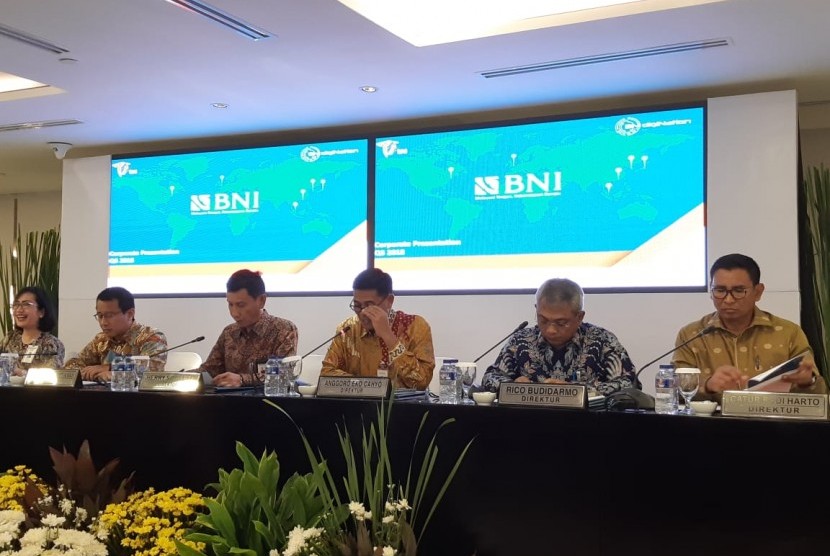 Dewan Direksi Bank BNI dalam paparan kinerja Kuartal III Bank BNI di Kantor Pusat BNI, Jakarta, Kamis (18/10). 