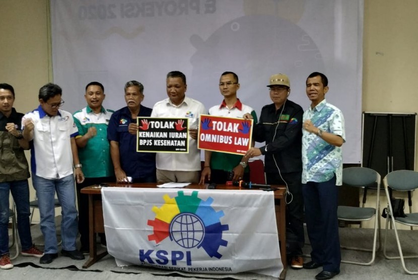 Dewan Eksekutif Konfederasi Serikat Pekerja Indonesia (KSPI) dalam konferensi pers penolakan terhadap RUU Omnibus Law Cipta Lapangan Kerja di Jakarta, Sabtu (18/1). 