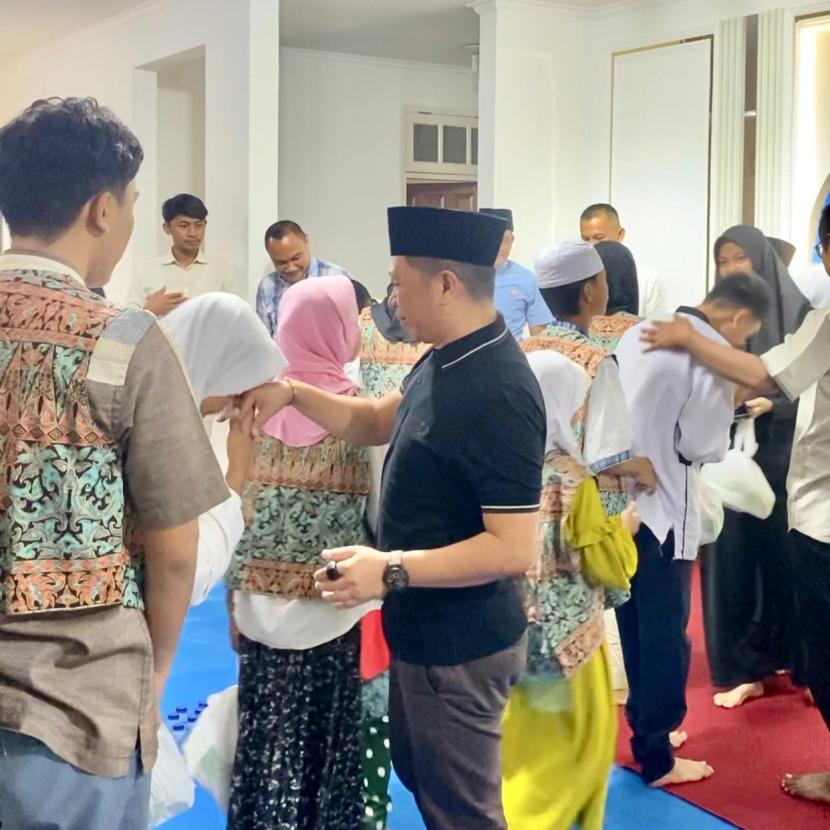 Dewan Eksekutif Nasional Rampai Nusantara (RN) menyalurkan santunan untuk anak yatim piatu di kantor RN, Cipinang, Jakarta. Selasa, 16 Juli 2024.