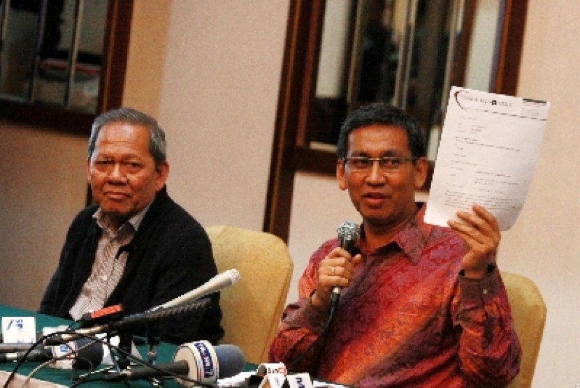 Dewan Etik Perhimpunan Survei Opini Publik Indonesia (Persepi) Jahja Umar (kiri), Hamdi Muluk (kanan).
