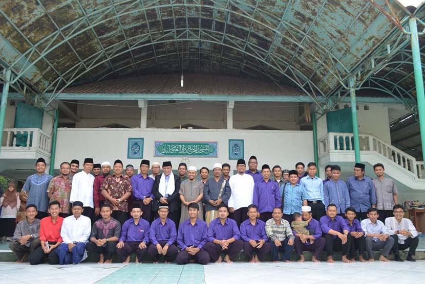 Dewan guru Pesantren Modern Daarul Uluum Lido berfoto bersama Ketua MUI Bogor Dr KH Mukri Aji MA MH.