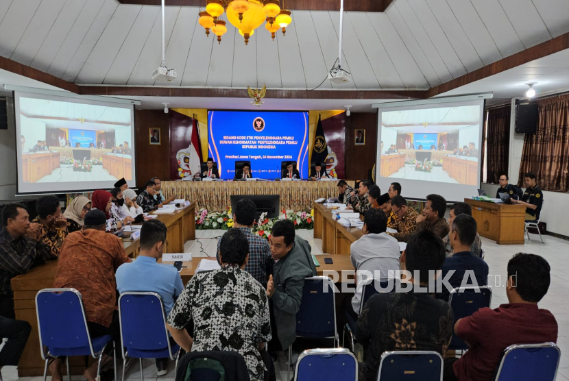 Dewan Kehormatan Penyelenggara Pemilu (DKPP) RI menggelar sidang kode etik penyelenggara pemilu di Kantor KPU Provinsi Jawa Tengah (Jateng), Semarang, Kamis (14/11/2024). 