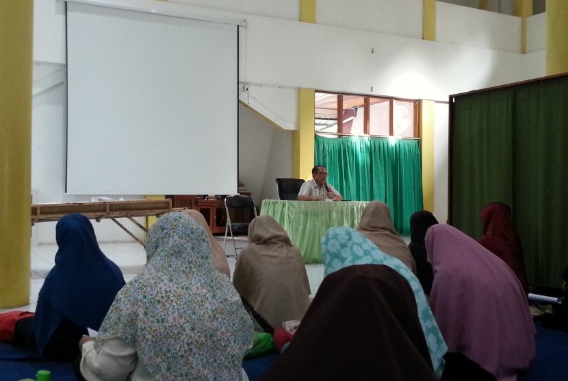 Dewan Kemakmuran Masjid (DKM) Al-Hurriyyah, Institut Pertanian Bogor (IPB) menyelenggarakan kegiatan Dauroh Jana’iz bertempat di Aula Masjid Al-Hurriyyah, Kampus IPB Dramaga, Sabtu (14/4). 