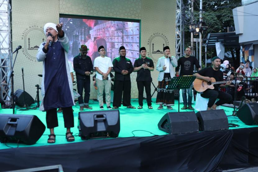 Dewan Kesejahteraan Masjid (DKM) Raya Provinsi Jawa Barat menggelar konser musik Cinta Rasul dan Sawala Sariak Layung di area Masjid Raya Jalan Dalem Kaum.