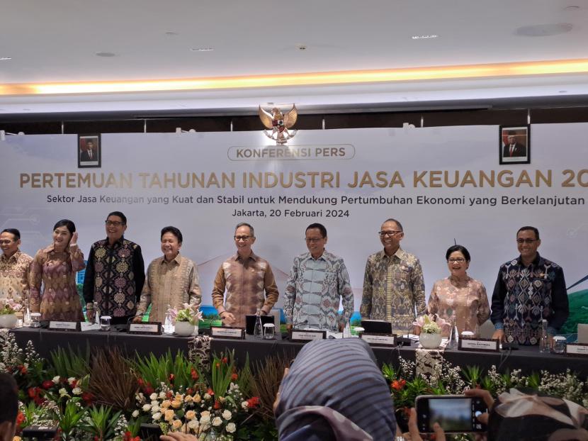Dewan Komisioner Otoritas Jasa Keuangan (OJK) melakukan konferensi pers usai Pertemuan Tahunan Industri Jasa Keuangan 2024 di Hotel St. Regist Jakarta, Selasa (20/2/2024). 