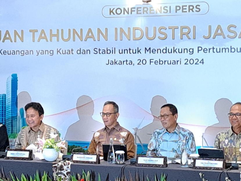 Dewan Komisioner Otoritas Jasa Keuangan (OJK) melakukan konferensi pers usai Pertemuan Tahunan Industri Jasa Keuangan 2024 di Hotel St. Regist Jakarta, Selasa (20/2/2024). 