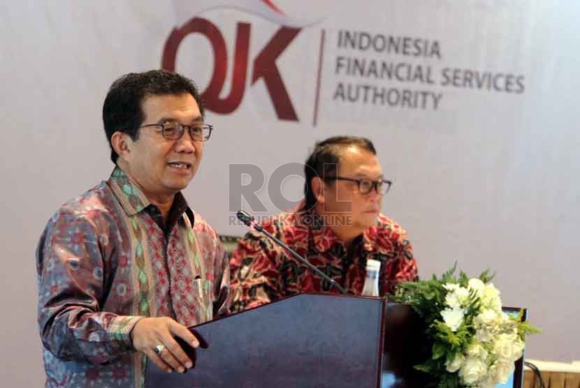 Dewan Komisioner Otoritas Jasa Keuangan (OJK) Muliaman Hadad (kiri), dan Deputi Komisioner Manajemen Strategis 1B OJK, Lucky F.A. Hadibrata dalam Forum Group Discussion ASEAN, Jakarta, Jumat (12/9).(Republika/ Yasin Habibi)