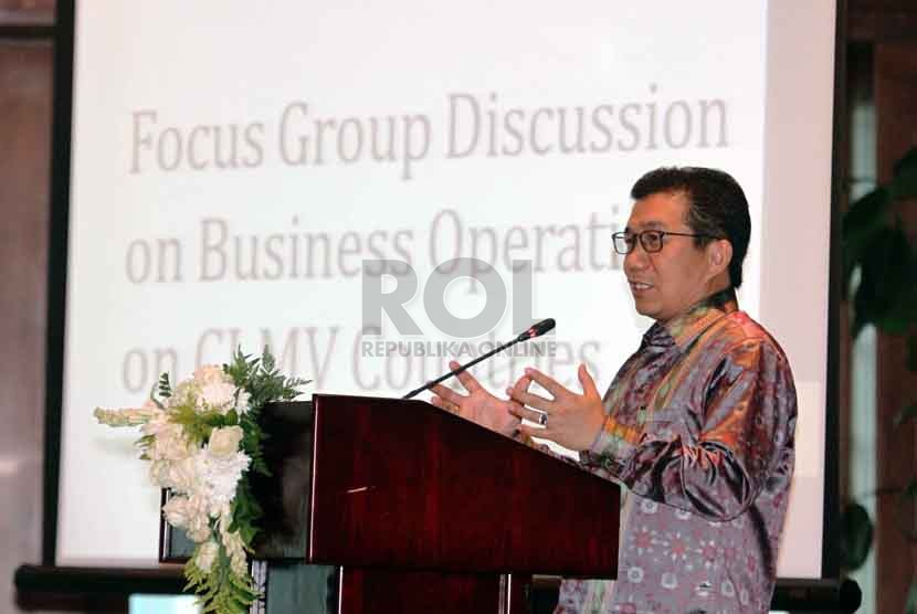 Dewan Komisioner Otoritas Jasa Keuangan (OJK) Muliaman Hadad memberi paparan dalam Forum Group Discussion ASEAN, Jakarta, Jumat (12/9).(Republika/ Yasin Habibi)