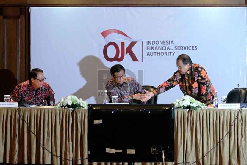 Dewan Komisioner OJK Muliaman Hadad (tengah), Deputi Komisioner Manajemen Strategis 1B OJK, Lucky F.A. Hadibrata (kiri), dan Wakil Ketua Dewan Komisioner OJK Rahmat Waluyanto, Forum Group Discussion ASEAN, Jakarta, Jumat (12/9). (Republika/ Yasin Habibi)