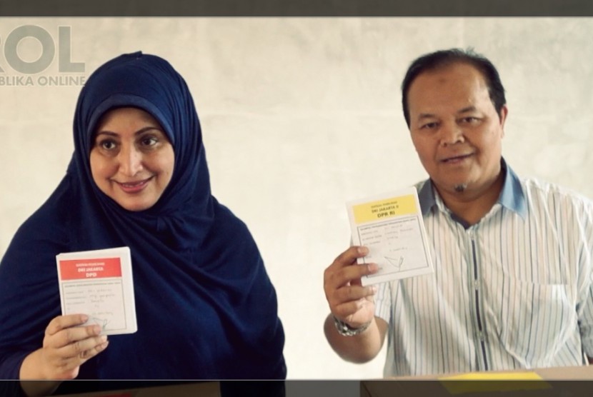 Dewan Majelis Syuro Partai Keadilan Sejahtera (PKS) Hidayat Nur Wahid didampingi oleh istri menggunakan hak pilihnya di Tempat Pemungutan Suara (TPS) 14 Kemang Selatan, Jakarta, Rabu (9/4).