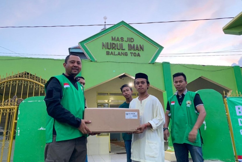 Dewan Masjid Indonesia (DMI) bantu masjid di jeneponto yang mengalami kerusakan akibat banjir yang menerjang Jeneponto, Kamis (31/1/2019)