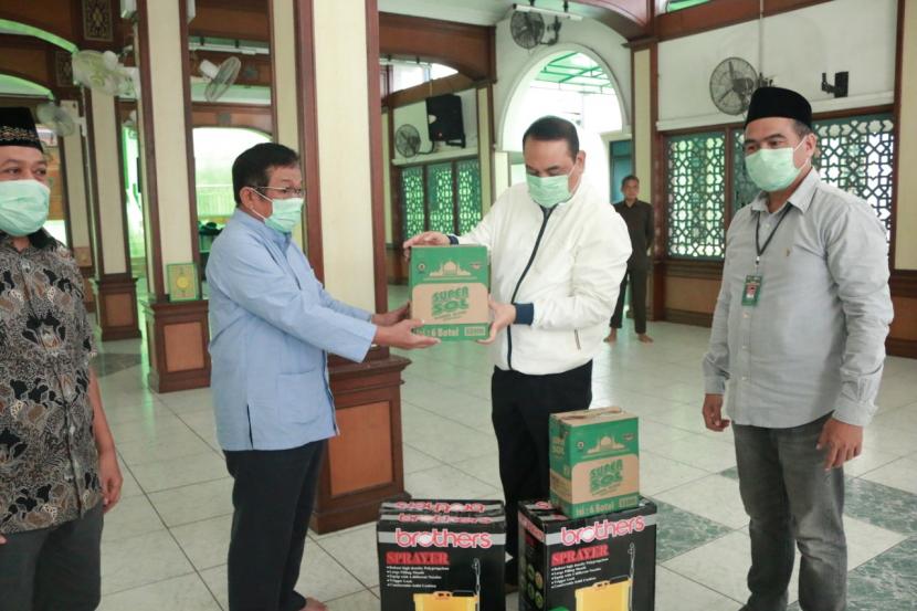 Dewan Masjid Indonesia (DMI) menyerahkan bantuan disinfektan kepada Masjid Agung Sunda Kelapa (MASK) Menteng, Jakarta.