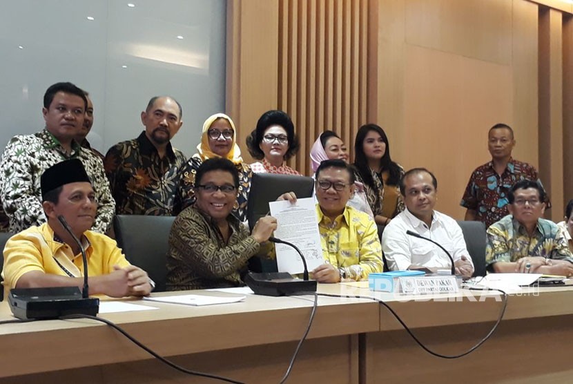 Dewan Pakar Partai Golkar menggelar pertemuan dengan perwakilan Ketua Dewan Pimpinan Daerah Partai Golkar tingkat satu atau provinsi se-Indonesia di Kantor DPP Partai Golkar, Slipi, Jakarta pada Jumat (8/12).