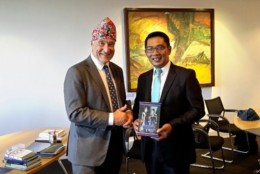 Dewan Pembina British Council Sir Vernon Ellis ketika menerima kunjungan dari Walikota Bandung Ridwan Kamil