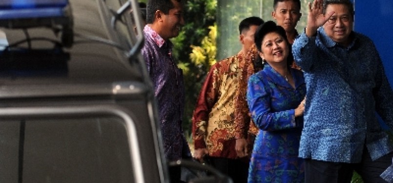 Dewan Pembina Partai Demokrat Susilo Bambang Yudhoyono melambaikan tangan saat menghadiri rapat tertutup di kantor DPP Partai Demokrat, Jakarta, Ahad (1/4)