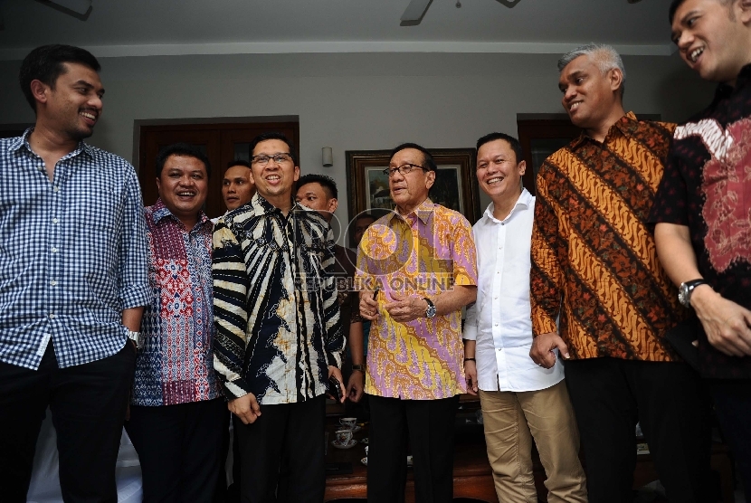 Dewan Pembina Partai Golkar Akbar Tanjung (tengah) berbincang saat menerima kunjungan Generasi Muda Partai Golkar di kediamannya, Jakarta, Rabu (18/11). 