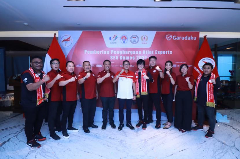 Dewan Pembina Pengurus Besar Esports Indonesia (PB ESI), Sandiaga Uno (tengah) bersama para atlet timnas esports peraih medali di SEA Games 2021.