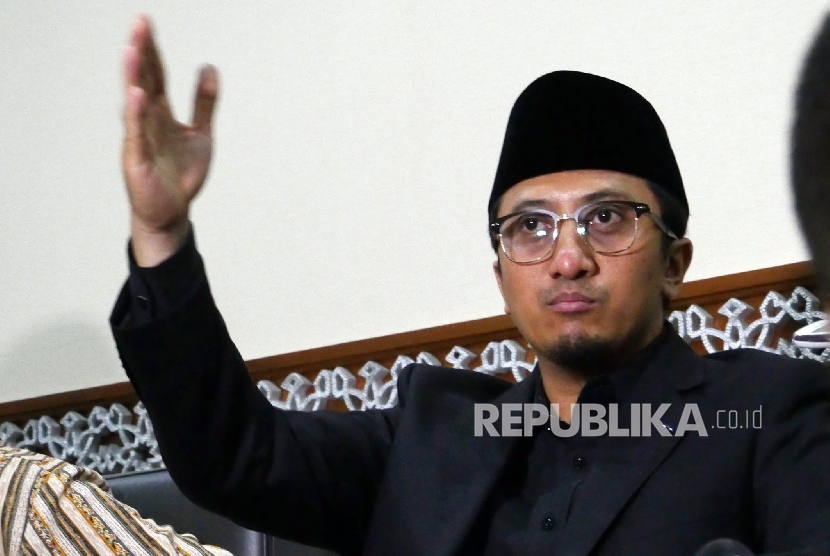 Dewan Pembina PPPA Daarul Quran Yusuf Mansur memberikan keterangan pers usai mengisi acara kajian bulanan Daarul Quran di masjid Istiqlal Jakarta, Ahad (24/4). (Republika/Darmawan)