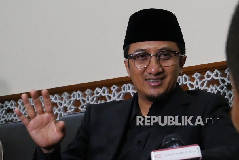 Dewan Pembina PPPA Daarul Quran Yusuf Mansur memberikan keterangan pers usai mengisi acara kajian bulanan Daarul Quran di masjid Istiqlal Jakarta, Ahad (24/4). (Republika/Darmawan)