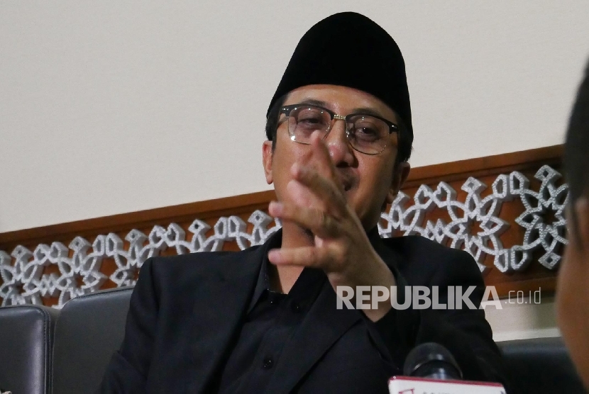 Dewan Pembina PPPA Daarul Quran Yusuf Mansur memberikan keterangan pers usai mengisi acara kajian bulanan Daarul Quran di masjid Istiqlal Jakarta, Ahad (24/4). (Republika/Darmawan)