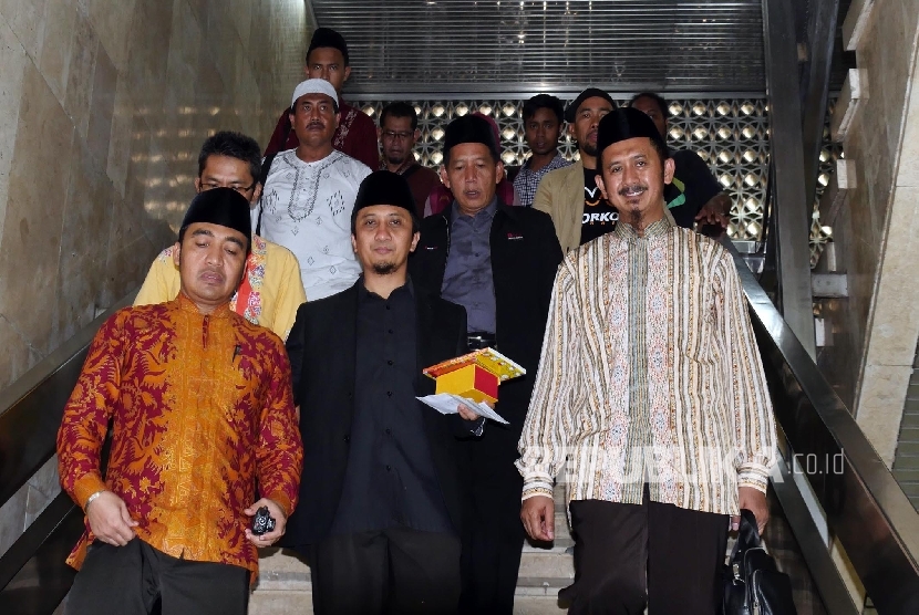 Dewan Pembina PPPA Daarul Quran Yusuf Mansur (tengah) menuruni tangga usai mengisi acara kajian bulanan Daarul Quran di masjid Istiqlal Jakarta, Ahad (24/4).(Republika/Darmawan)