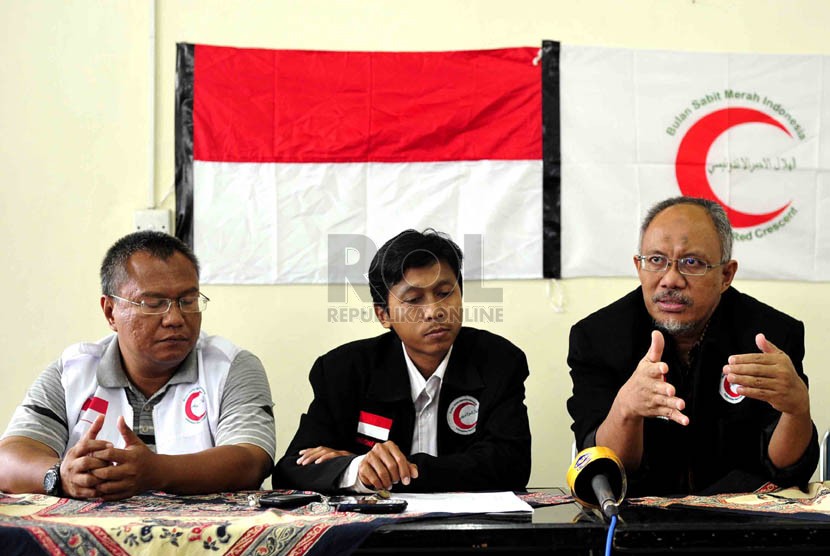  Dewan Pembina Umum Bulan Sabit Merah Indonesia (BSMI), Basuki Supartono (kanan) didampingi Ketua Umum BSMI, Djazuli Ambari (tengah) dan Sekjen BSMI, Muhammad Rudi (kiri) memberikan keterangan seputar pemberangkatan relawan ke Gaza di Kantor Dewan Pengurus