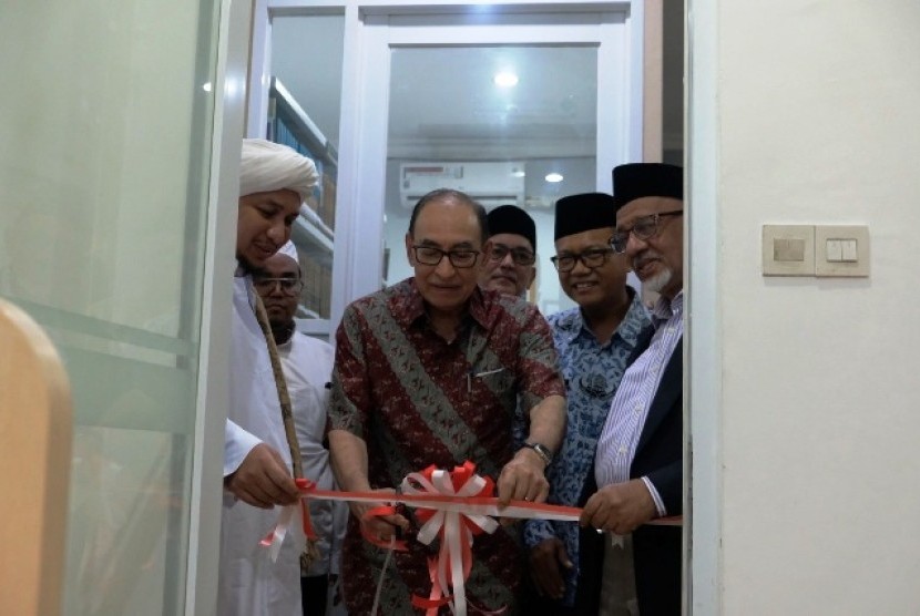 Dewan Penasihat MAHYA, Alwi Shihab, meresmikan Perpustakaan M Asad Shihab di Kanzul Hikmah, Jakarta, Senin (23/12).