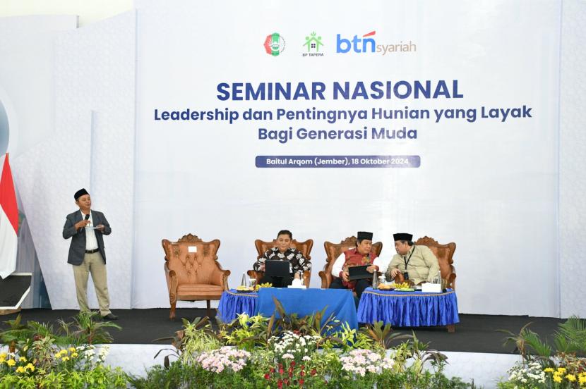 Dewan Pengawas Syariah BP Tapera Prof Muhamad Nadratuzzaman Hosen (tengah), DPS Bank BTN Syariah KH Muhammad Faiz Syukron Makmun, duduk bersama di forum diskusi di Kompleks Pesantren Baitul  Arqom, Jember, Jawa Timur.