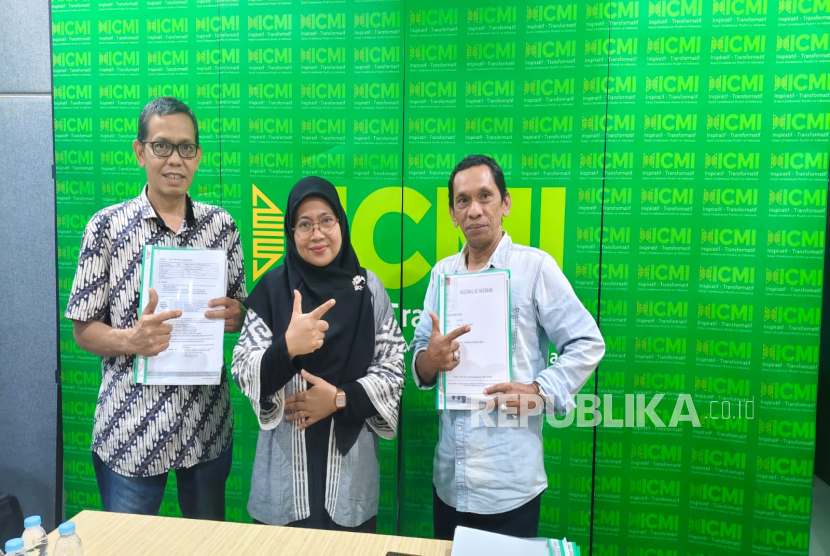 Dewan Pengurus Lembaga Amal Zakat Infaq dan Shodaqoh Ikatan Cendikiawan Muslim Indonesia (LAZIS ICMI), menerima sertifikat kompetensi dari Asesor Uji Kompetensi LSP BEKSYA, Anik Rifqoh (tengah) pada penutupan uji kompetensi amil zakat di Gedung Center ICMI, Jakarta, Sabtu (20/9/2025).