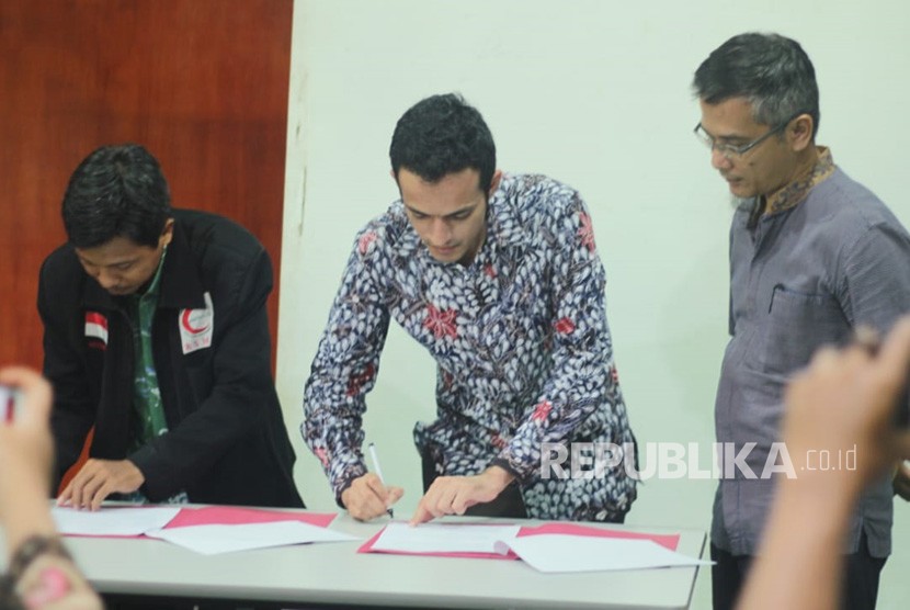 Dewan Pengurus Pusat Bulan Sabit Merah Indonesia (DPN BSMI) menandatangai kerjasama dengan aplikasi kesehatan Indonesia Medika (InMed). Penandatanganan kerjasama ini dilakukan oleh Ketua Umum DPN BSMI Djazuli Ambari dan Founder InMed dr Gamal Albinsaid di Jakarta.