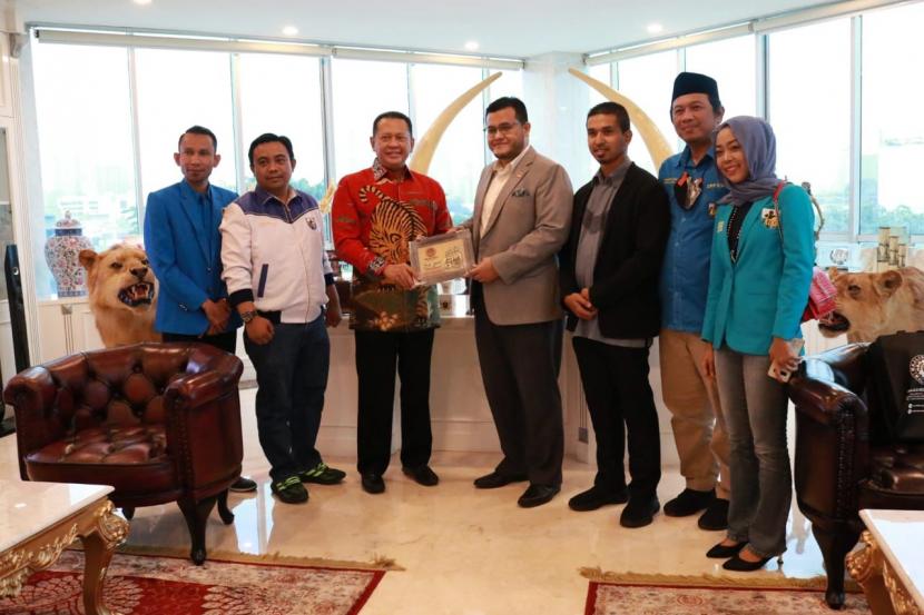  Dewan Pengurus Pusat (DPP) Komite Nasional Pemuda Indonesia (KNPI) bersama organisasi kepemudaan terbesar di Malaysia Majlis Belia Malaysia (MBM) melakukan pertemuan dengan Ketua MPR Bambang Soesatyo (Bamsoet)  di kantornya.