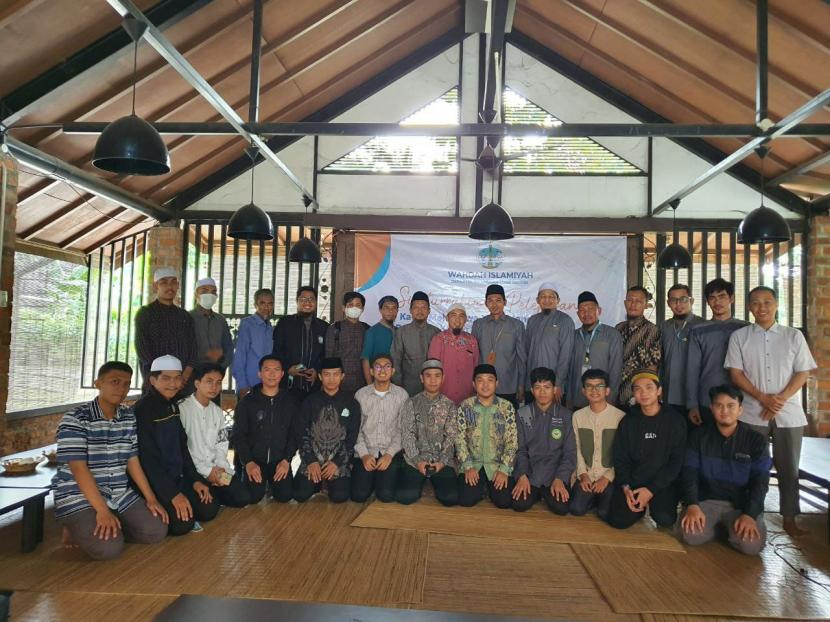 Dewan Pengurus Pusat Wahdah Islamiyah melepas kader muda Wahdah Islamiyah yang akan melanjutkan pendidikan ke beberapa kampus di Timur Tengah, Senin (5/9/2022).