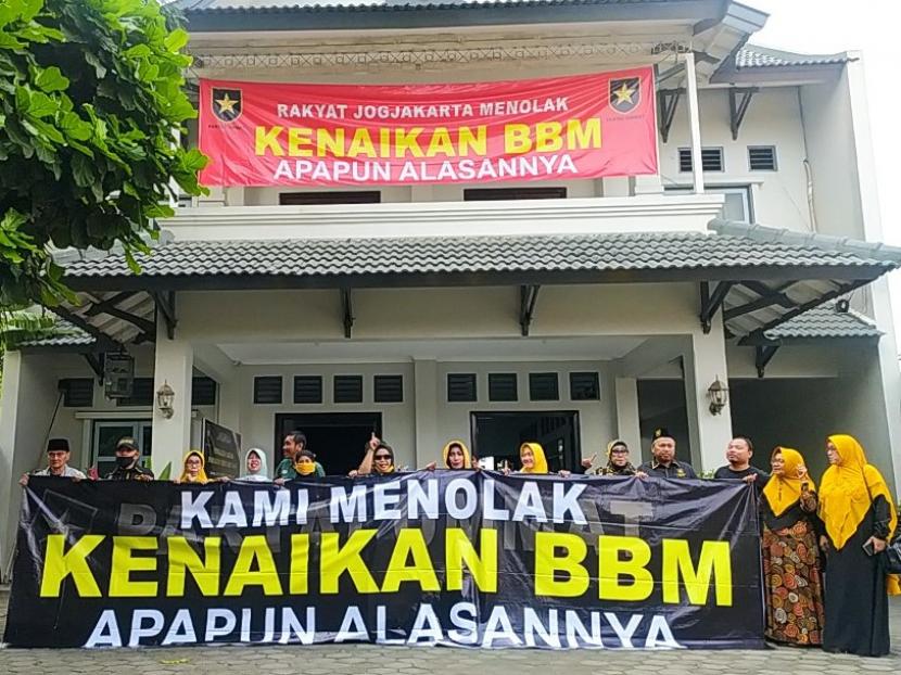 Dewan Pengurus Wilayah (DPW) Partai Ummat DIY mengeluarkan pernyataan menolak  kenaikan Bahan Bakar Minyak (BBM) di Kantor DPW Partai Ummat DIY, Kotagede Yogyakarta, Selasa (6/9/2022) siang.