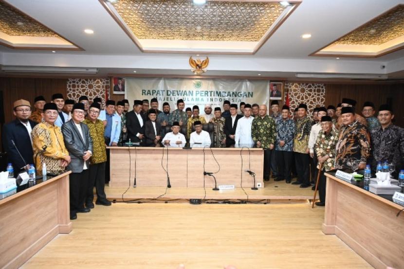 Wakil Presiden RI yang juga Ketua Dewan Pertimbangan MUI (kiri duduk) bersama KH Anwar Iskandar (kanan). KH Anwar Iskandar akan ditetapkan sebagai Ketua Umum MUI. 