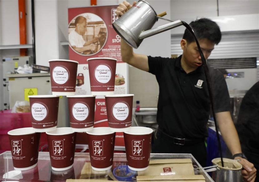 Salah satu kedai kopi di Singapura. Singapura mewajibkan kedai kopi yang menyewa lapak dari Dewan Perumahan dan Pembangunan (HDB) untuk menyediakan menu makanan murah dan satu menu halal.