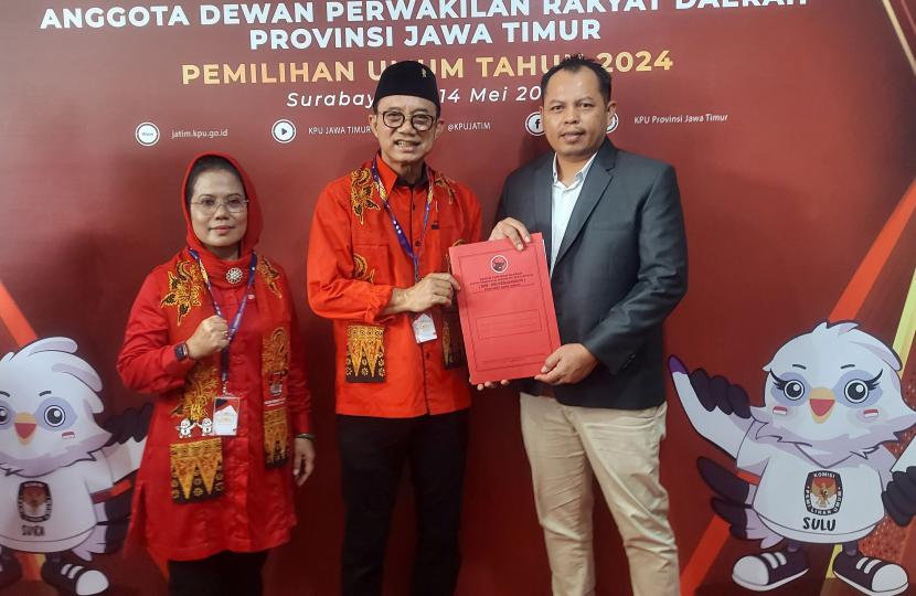 Dewan Perwakilan Daerah PDI Perjuangan (DPD PDIP) Jawa Timur mendaftarkan calon legislatif (Caleg) yang akan memperebutkan kursi DPRD Jawa Timur ke Kantor Komisi Pemilihan Umum (KPU) Jawa Timur di Jalan Trenggilis, Surabaya, Kamis (11/5/2023). Ketua Plh DPD PDI Perjuangan Jawa Timur, Budi Sulistyono menyatakan, pihaknya mendaftarkan 120 Caleg, atau memenuhi kuota yang tersedia.