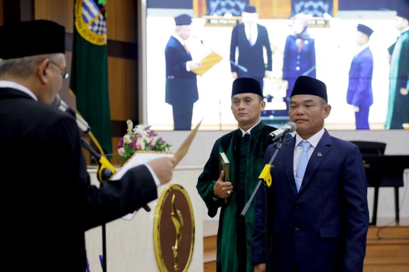 Dewan Perwakilan Rakyat Daerah (DPRD) Provinsi Jawa Barat resmi melantik Dede Chandra Sasmita sebagai Anggota DPRD Jabar Pengganti Antar Waktu (PAW) sisa masa jabatan periode 2019-2024. 