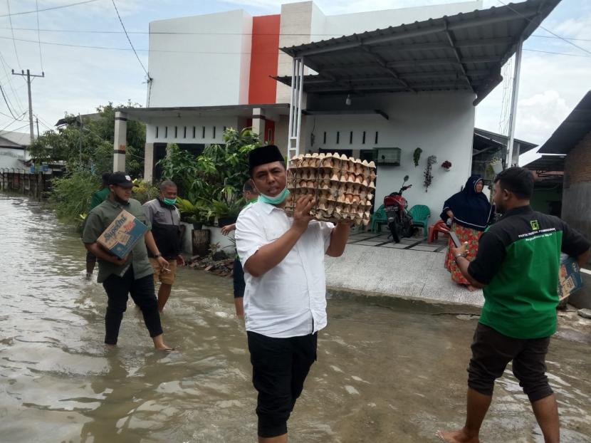 Bantuan untuk korban terdampak banjir di Kota Medan. BPBD Kota Medan mengimbau warga tetap waspada dengan banjir susulan.