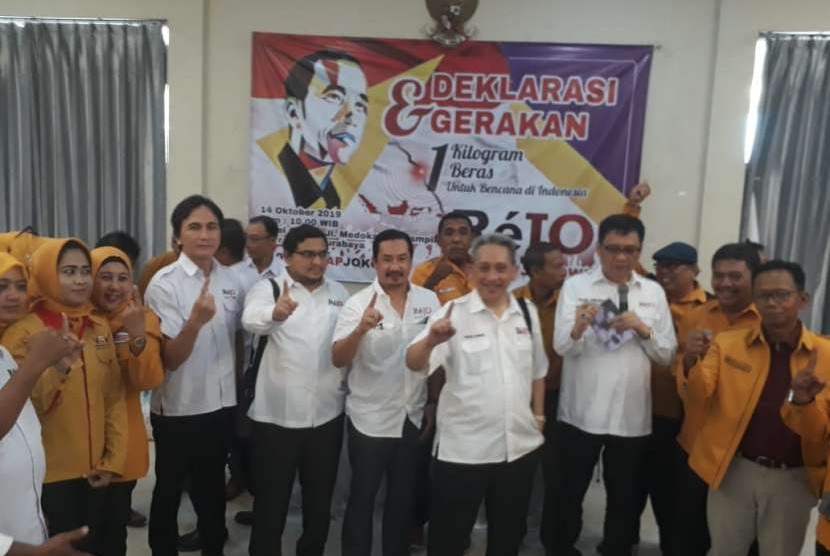 Dewan Pimpinan Cabang Relawan Jokowi (Rejo) Surabaya mendeklarasikan dukungannya untuk memenangkan pasangan Joko Widodo-Maruf Amin pada kontestasi Pilpres 2019  di Hotel Cassa Surabaya, Ahad (14/10).