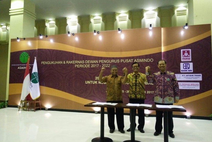Dewan Pimpinan Pusat Asosiasi Industri Permebelan dan Kerajinan Indonesia (ASMINDO) mengukuhkan hasil musyawarah nasional luar biasa yakni kepengurusan ASMINDO periode 2017-2022 di NAM Center, Jakarta, Rabu (25/10).