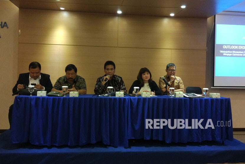 Dewan Pimpinan Pusat (DPP) asosiasi pengusaha Indonesia (Apindo) memaparkan outlook ekonomi 2018 di Kantor Pusat Apindo, Jakarta, Selasa (5/12). 