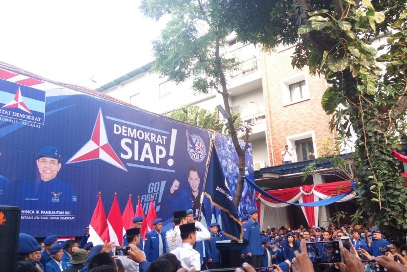 Dewan Pimpinan Pusat (DPP) Partai Demokrat secara resmi mengukuhkan Agus Harimurti Yudhoyono (AHY) sebagai Ketua Komando Tugas Bersama (Kogasma), Sabtu (17/2).