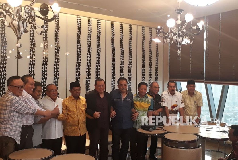 Dewan Pimpinan Pusat Partai Golkar mengadakan rapat bersama dengan Dewan Pembina Partai Golkar pada Jumat (24/11). Rapat bersama kedua pihak tersebut digelar di Bakrie Tower lantai 46, Kuningan, Jakarta Selatan.