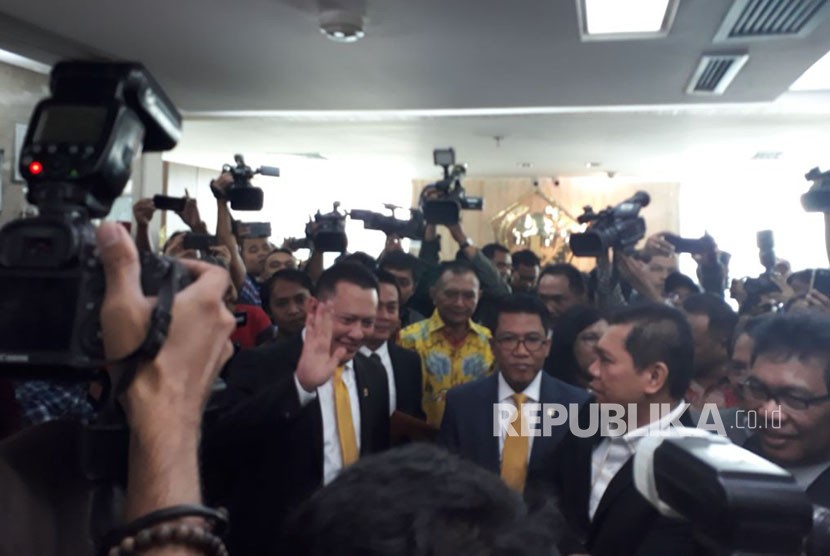 Dewan Pimpinan Pusat Partai Golkar yang dipimpin Ketua Umum Partai Golkar Airlangga Hartarto resmi mengumumkan Bambang Soesatyo sebagai Ketua DPR menggantikan Setya Novanto di Ruang Fraksi Partai Golkar, Kompleks Parlemen, Senayan, Jakarta pada Senin (15/1).