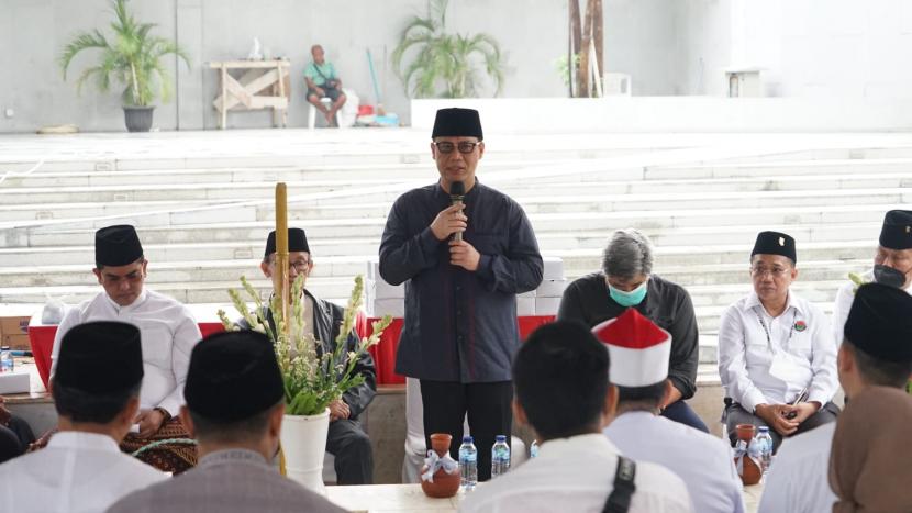 Dewan Pimpinan Pusat PDI Perjuangan melakukan ziarah ke makam Fatmawati Soekarno, di TPU Karet Bivak, Jakarta, Sabtu (31/12/2022) pagi.