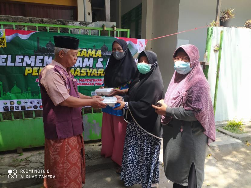 Dewan Syariah Kota Surakarta (DSKS) bersama sejumlah elemen Islam dan takmir masjid menggelar program berbagi 1.000 nasi kepada masyarakat yang terdampak pandemi Covid-19 setiap Sabtu. 