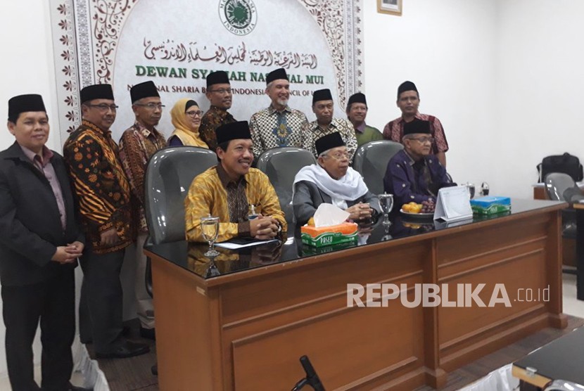  Dewan Syariah Nasional Majelis Ulama Indonesia (DSN-MUI) dan Bank Indonesia melakukan penandatanganan kerjasama di Kantor DSN MUI, Jalan Dempo No 19, Menteng, Jakarta Pusat, Rabu (18/4). 